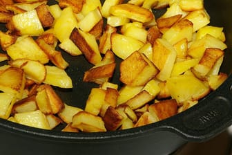 Bratkartoffeln – knusprig und goldgelb müssen sie sein.