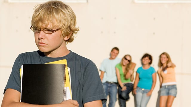 "Du blöder Streber!": Nicht bei jedem Kind lösen gute Noten nur Freude aus.