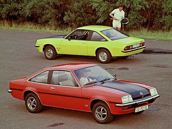 Ein Opel Manta SR von 1975 im Vordergrund, im Hintergrund ein giftgrüner GT/E. (