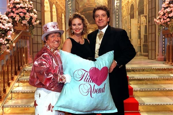 Beim "Flitterabend" mit Michael Schanze kämpften drei frischverheiratete Paare um eine Hochzeitsreise. Die Show lief von 1988 bis 1995 am Samstagabend in der ARD.