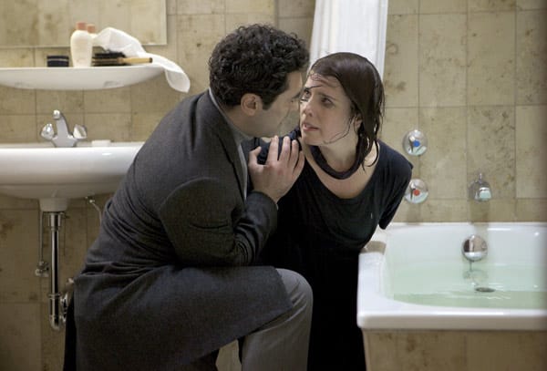 Seit dem TV-Film "Eine Liebe in Saigon"(2006), an dessen Set sich Nosbusch und Kurtulus kennen und lieben lernten, wagen sie sich für "Vergissmeinnicht" erstmals wieder gemeinsam vor die Kamera. ( Seit dem TV-Film "Eine Liebe in Saigon"(2006), an dessen Set sich Nosbusch und Kurtulus kennen und lieben lernten, wagen sie sich für "Vergissmeinnicht" erstmals wieder gemeinsam vor die Kamera. (