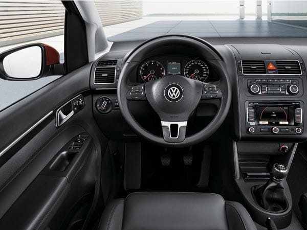 Das Cockpit des VW Touran. (