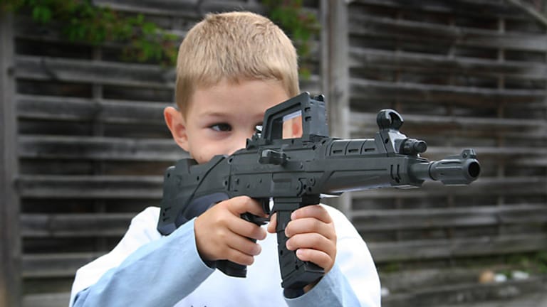 Das Interesse kleiner Jungen an Waffen stellt eine normale Entwicklungsphase dar.