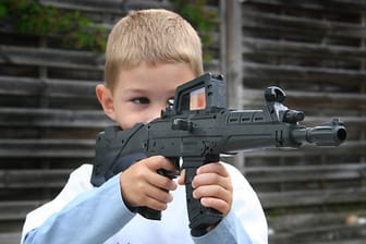 Das Interesse kleiner Jungen an Waffen stellt eine normale Entwicklungsphase dar.