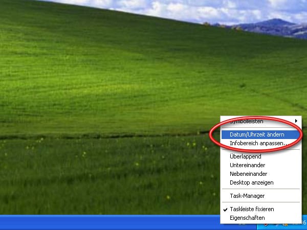 In Windows XP klicken Sie mit der rechten Maustaste auf die Uhrzeit in der Taskleiste und wählen den Menüeintrag Datum/Uhrzeit ändern aus.