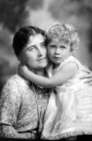 Das Bild zeigt Queen Elizabeth ebenfalls zusammen mit ihrer Mutter. Aufgenommen wurde es von dem bekannten Porträtfotografen Marcus Adams im Jahr 1928.