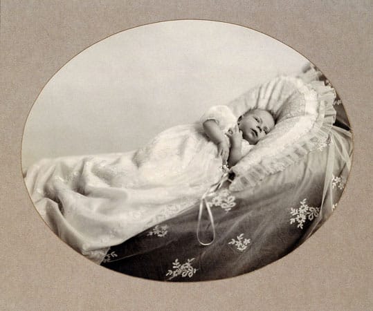 Queen Elizabeth II. im zarten Alter von fünf Wochen.