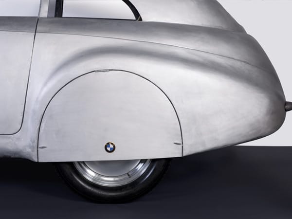 Das 40er-Jahre Coupé gibt sich u.a. mit den abgedeckten hinteren Radkästen aerodynamisch. (