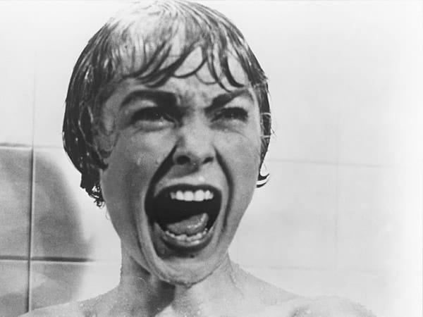 Zu seinen Meisterwerken zählt "Psycho" von 1960 mit Anthony Perkins als psychopathischer Serienmörder. Die Szene, in der dieser in Verkleidung seiner verstorbenen Mutter Motelgast Marion Craine (Janet Leigh) unter der Dusche ersticht, zählt zu den berühmtesten der Filmgeschichte überhaupt. Für den Thriller wurde Hitchcock für den Oscar nominiert, damit ausgezeichnet wurde er aber nie. (