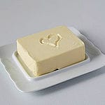 Für 250 Gramm Butter musste 1960 noch 39 Minuten gearbeitet werden, im Jahr 2010 waren es noch 5 Minuten, aktuell sind es nur vier Minuten. (Quelle: IW)