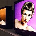 Für einen Schwarz-Weiß-Fernseher musste 1960 noch 351 Stunden und 38 Minuten gearbeitet werden. Anfang der 1990er Jahre war ein Röhrengerät erst nach fast 78 Stunden verdient. Heute muss man für einen Flachbildfernseher rund 28 Stunden arbeiten. (Quelle: IW)