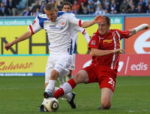Der Cottbusser Markus Brzenska (re.) trennt Rostocks Gardar Johannsson mit einem fairen Tackling vom Ball. (