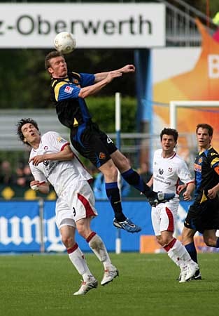 Doppeltorschütze Srdjan Lakic (hinten) kämpft im Kopfballduell mit Matej Mavric um den Ball. (