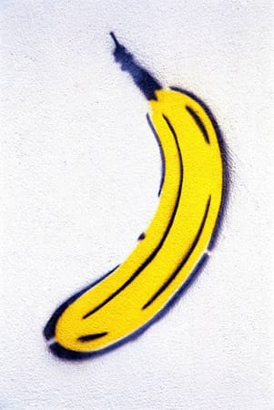 Ganz ähnlich erging es einer der "Kunst-Bananen" von Thomas Baumgärtel, die in eingeweihten Kreisen als Kunst-Qualitätssiegel gelten. Kurz nachdem Kölner Sprayer 2008 mit einem seiner Früchtchen das Skulpturenmuseum in der nordrhein-westfälischen Stadt Marl geehrt hatte, dachte sich ein Haustechniker "Alles Banane" und übermalte das an eine Säule im Freien gesprühte Werk mit grauer Farbe. (
