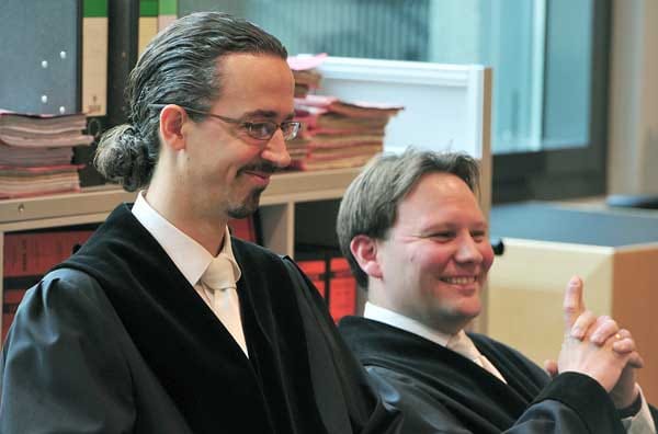 Lachend sitzen die Staatsanwälte Thomas Konopka (l) und Marcus Peintinger am Montag (03.05.2010) im Landgericht Augsburg. Sie forderten in ihrem Plädoyer eine Haftstrafe von neuneinhalb Jahren für den Ex-Waffenlobbyisten Karlheinz Schreiber.