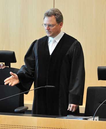 Vorsitzender Richter im Prozess um Karlheinz Schreiber ist Rudolf Weigell. Das Bild zeigt ihm am Montag (03.05.2010).