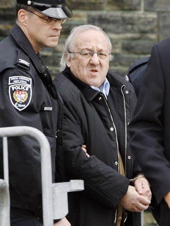 Der frühere Waffenlobbyist Karlheinz Schreiber wird am 29.11.2007 von Polizisten abgeführt. Der 75-Jährige musste nach einem zehnjährigen Kampf gegen seine Auslieferung in Abschiebehaft. Im Januar 2010 beginnt vor dem Landgericht Augsburg das Verfahren gegen ihn.