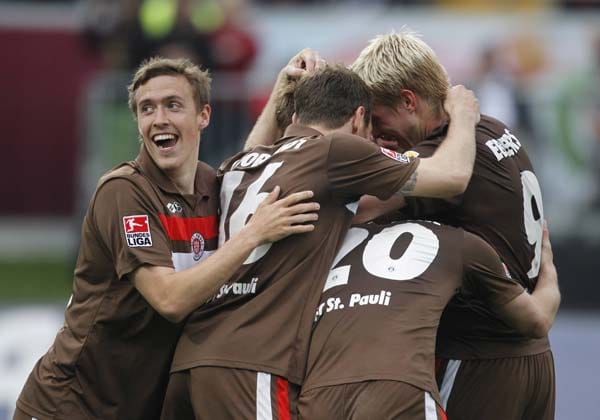 Der FC St. Pauli dreht am 33. Spieltag in Fürth das Spiel und macht aus einem 0:1 zur Pause ein 4:1. Hier beglückwünscht das Team Rouwen Hennings, der den finalen Treffer erzielt hat. (