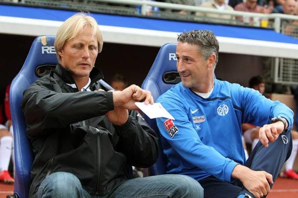Das gibt es auch nicht allzu oft: Schon vor dem 1. Spieltag muss der erste Trainer gehen. Es erwischt Jörn Andersen (li., mit Assistent Jürgen Kramny), Coach des FSV Mainz 05. Nachfolger Thomas Tuchel spielt mit Mainz eine sehr starke Saison.