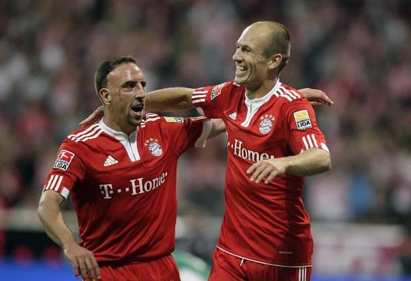 4. Spieltag: Arjen Robben (r.) ist da. Das Debüt wird gleich zu einer Demonstration seiner Stärke. Beim 3:0 des FC Bayern gegen den VfL Wolfsburg erzielt der Neuzugang zwei Tore, beide werden aufgelegt von Franck Ribéry.