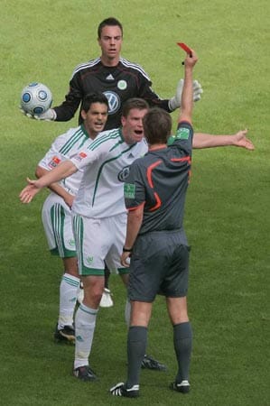 Der Meister-Lack ist schnell ab in Wolfsburg. Am 5. Spieltag unterliegt der VfL 2:3 gegen Leverkusen, in einer hektischen Partie sieht Torhüter Diego Benaglio zudem die Rote Karte.