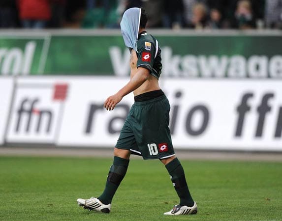 Raul Bobadilla hat in Wolfsburg eine der wohl größten Chancen der ganzen Saison: Der Gladbacher Stürmer profitiert am 9. Spieltag von einem Zusammenprall von Torwart Benaglio und Alexander im Strafraum Madlung. Doch anstatt mit dem Ball ins leere Tor zu laufen, schießt er ihn mit der Hacke (!) vorbei.