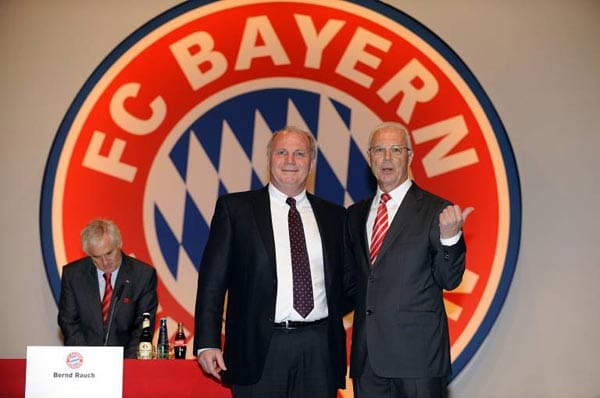 14. Spieltag: Am 27. November endet eine Ära. Uli Hoeneß (li.) tritt nach 30 Jahren als Manager des FC Bayern ab. Er übernimmt das Amt des Präsidenten von Franz Beckenbauer, der Ehrenpräsident wird.