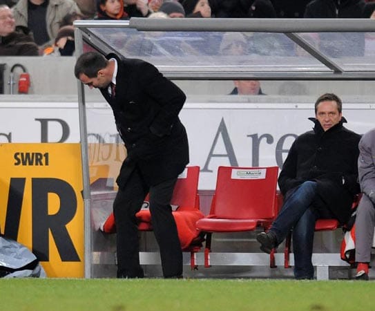 Nach dem 15. Spieltag trennen sich die Wege von Markus Babbel (l.) und Manager Horst Heldt beim VfB Stuttgart. Der VfB ist 16., die Fans sind auf den Barrikaden.