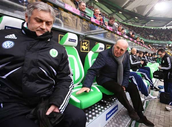 Dieter Hoeneß wird Anfang des Jahres Geschäftsführer in Wolfsburg. Lange dauert die Zusammenarbeit mit Armin Veh (li.) nicht an. Nach dem 19. Spieltag muss Veh gehen, Lorenz-Günther Köstner übernimmt bis zum Saisonende.