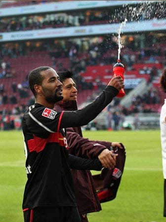 Darauf eine kleine Fontäne. Stuttgart gewinnt am 23. Spieltag 5:1 beim 1. FC Köln, Stürmer Cacau gelingt ein Viererpack.
