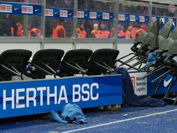 26. Spieltag: Hertha in Trümmern. Die Mannschaft verliert in der Nachspielzeit 1:2 gegen Nürnberg, der Abstieg ist ganz nah. Danach stürmen etwa 150 Fans den Innenraum und zerlegen die Ersatzbänke.