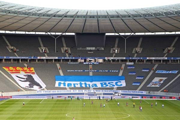 Nein, Hertha hat mit den dürftigen Darbietungen nicht das Olympiastadion leer gespielt. Wegen der Ausschreitungen nach dem Nürnberg-Spiel muss die Fankurve gegen den VfB am 30. Spieltag frei bleiben. Insgesamt dürfen nur 25.000 Berliner Fans ins Stadion.