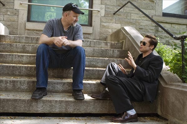 David Fincher (li.) und Brad Pitt am Set von "Der seltsame Fall des Benjamin Button" (