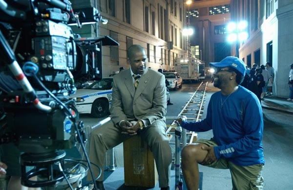 Denzel Washington (li.) und Spike Lee am Set von "Inside Man" (