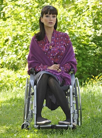 Verona Pooth posiert während eines Fototermins am Rande der Dreharbeiten zu einer neuen Folge der ZDF-Serie "Die Rosenheim Cops" als gelähmte Graefin Lucia von Falkenberg im Rollstuhl. (