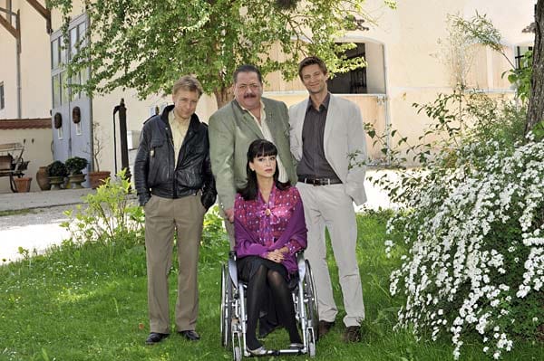 Die Werbe-Ikone Verona Pooth sitzt in einem Rollstuhl zwischen den Kommissaren Max Müller (l-r), Joseph Hannesschläger und Igor Jeftic. (