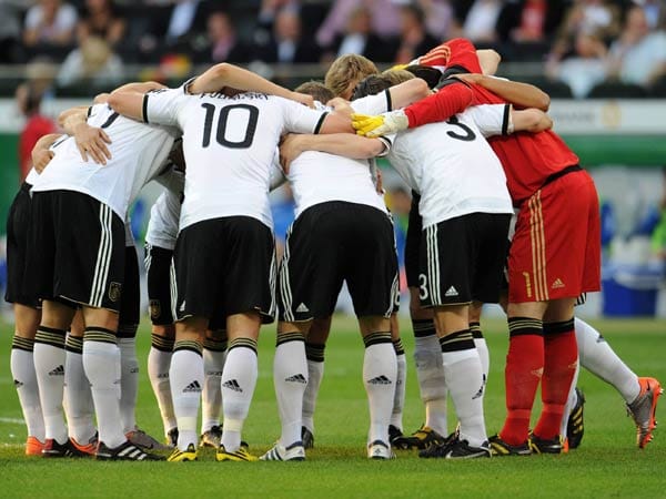 Nach den Trainingslagern auf Sizilien und in Südtirol sieht Bundestrainer Joachim Löw sein Team gut vorbereitet. ( Nach den Trainingslagern auf Sizilien und in Südtirol sieht Bundestrainer Joachim Löw sein Team gut vorbereitet. (