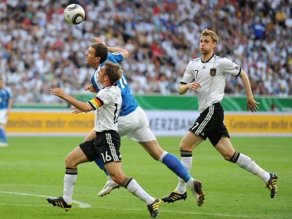 Nach 15 Minuten der Schock: Deutschlands Kapitän Philipp Lahm (Mi.) versucht gegen Edin Dzeko (li.) zu klären, schießt ihn an und der Ball segelt über Neuer hinweg ins Tor. Per Mertesacker (re.) kann nur zuschauen. ( Nach 15 Minuten der Schock: Deutschlands Kapitän Philipp Lahm (Mi.) versucht gegen Edin Dzeko (li.) zu klären, schießt ihn an und der Ball segelt über Neuer hinweg ins Tor. Per Mertesacker (re.) kann nur zuschauen. (