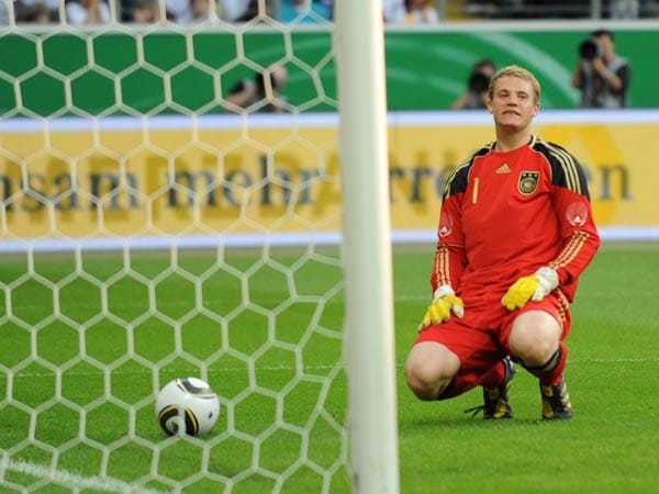 Keine Chance für Deutschlands Nummer 1 Manuel Neuer beim 0:1 durch Edin Dzeko. ( Keine Chance für Deutschlands Nummer 1 Manuel Neuer beim 0:1 durch Edin Dzeko. (