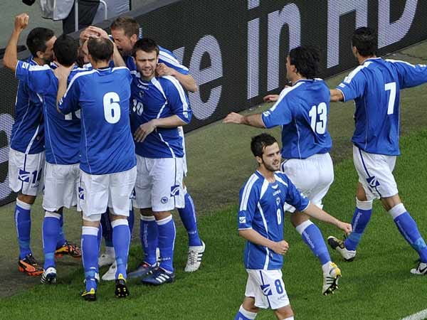 Die Spieler der bosnischen Nationalmannschaft feiern den Führungstreffer. ( Die Spieler der bosnischen Nationalmannschaft feiern den Führungstreffer. (