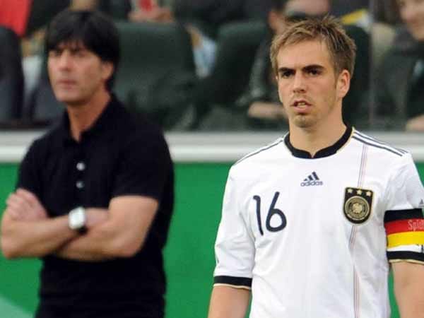 Der Bundestrainer Joachim Löw (li.) entscheidet sich nach dem Ausfall von Ballack für Philipp Lahm (re.) als Kapitän. ( Der Bundestrainer Joachim Löw (li.) entscheidet sich nach dem Ausfall von Ballack für Philipp Lahm (re.) als Kapitän. (