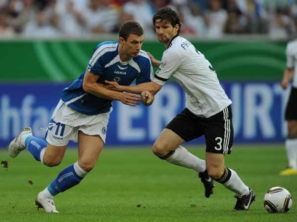 Der Torschütze zum 1:0 Edin Dzeko (li.) im Zweikampf mit Arne Friedrich. ( Der Torschütze zum 1:0 Edin Dzeko (li.) im Zweikampf mit Arne Friedrich. (