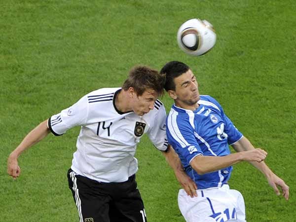 Deutschlands Holger Badstuber im Kopfballduell mit Vedad Ibisevic von Bosnien-Herzegowina. ( Deutschlands Holger Badstuber im Kopfballduell mit Vedad Ibisevic von Bosnien-Herzegowina. (