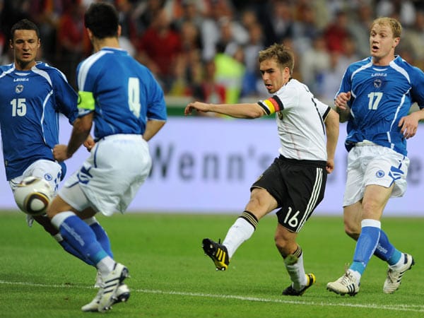 Der Kapitän Philipp Lahm nimmt seine neue Rolle gut an und bringt die DFB-Elf mit seinem Treffer wieder ins Spiel. ( Der Kapitän Philipp Lahm nimmt seine neue Rolle gut an und bringt die DFB-Elf mit seinem Treffer wieder ins Spiel. (