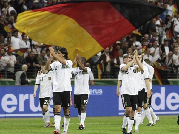 Die siegreichen Nationalspieler bedanken sich bei ihren Fans in Frankfurt. ( Die siegreichen Nationalspieler bedanken sich bei ihren Fans in Frankfurt. (