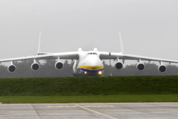 Die Antonow AN-225 ist das weltweit größte Frachtflugzeug: Die Maschine ist 85 Meter lang und hat eine Spannweite von mehr als 88 Metern. (