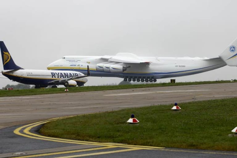 Am 11. August 2009 landet die sechsstrahlige Antonow 225 bei verhangenem Himmel auf dem Flughafen Hahn im Hunsrück. (