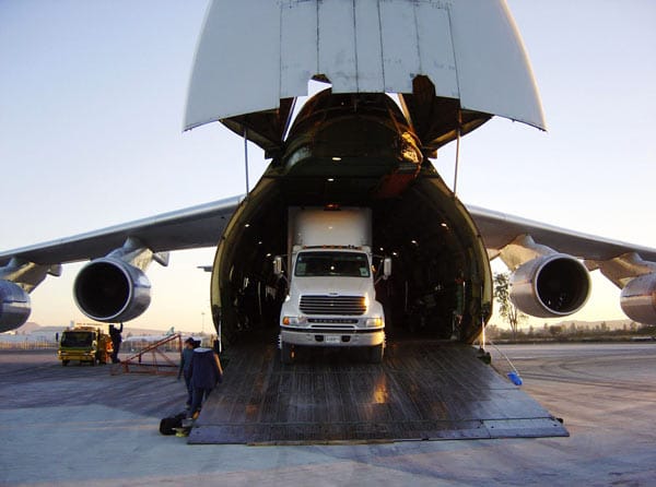Um zusätzliche Last aufzunehmen, besitzt die Antonow AN-124 ein doppeltes Bugrad. Fahrzeuge wie PKW oder LKW können direkt vom Boden aus in den Laderaum fahren. (
