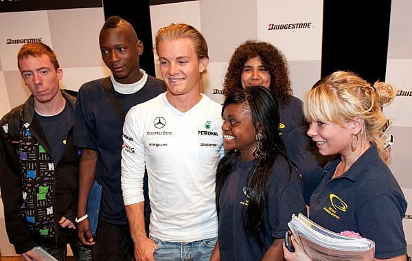 Nico Rosberg besuchte am Donnerstag eine Mittelschule in Montréal - als Stargast eines sogenannten "Career-Events". Obwohl die Karriere eines Formel-1-Fahrers nur schwer nachzuahmen ist, interessierten sich die Schüler fast nur für den Mercedes-Piloten und nicht für Ingenieure, Pressesprecher und Co...