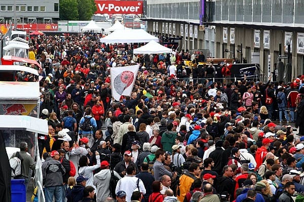 Während in Europa bisher kein Grand Prix ausverkauft war, herrschte in Montréal nach einem Jahr Pause ein regelrechter Run auf die Formel 1. Selbst am verregneten Donnerstag kamen tausende Kanadier, um sich ein Autogramm abzuholen.